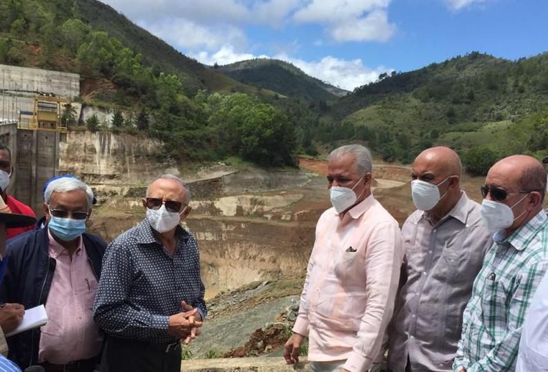 El ingeniero Salazar, junto a demás miembros de la EGEHID, visitando la Presa Pinalito.