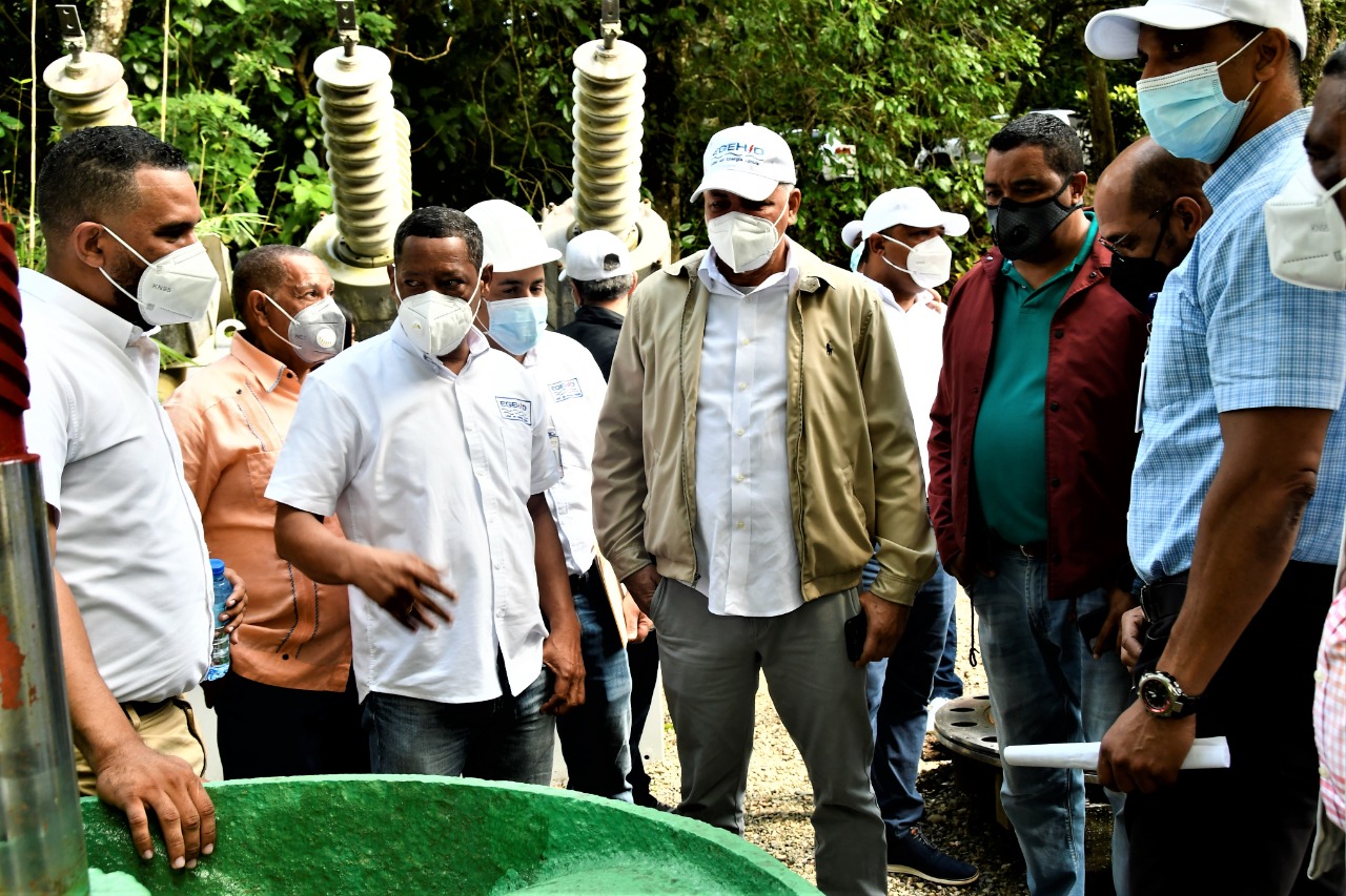 El ingeniero Salazar, junto a los demás miembros de la empresa.