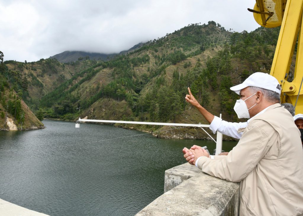 El ingeniero Salazar mirando hacia el horizonte, contemplando la vista de la Presa Palomino.