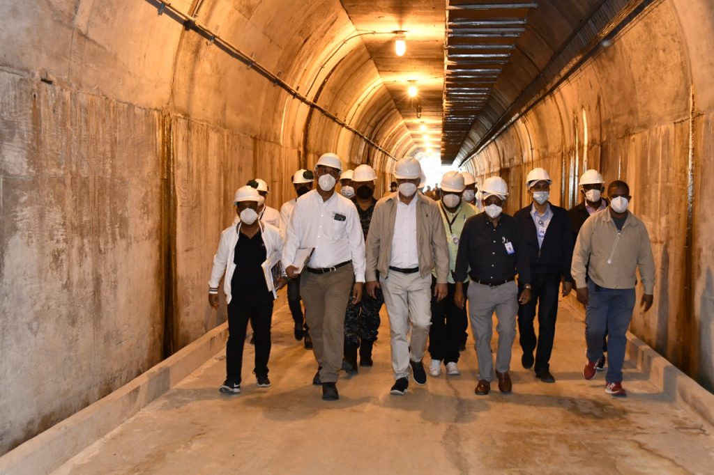 El ingeniero Salazar, junto a miembros de la empresa, recorriendo el túnel de la hidroeléctrica.