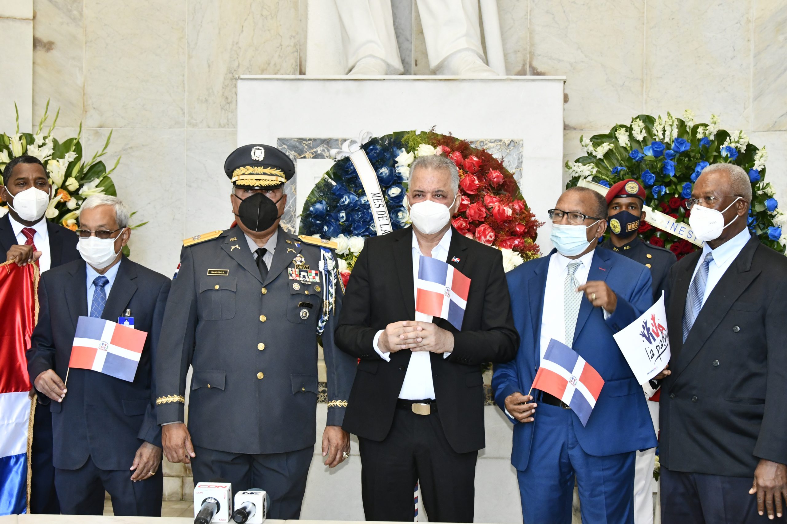 EGEHID honra a los fundadores de la República con ofrenda floral en Altar de la Patria