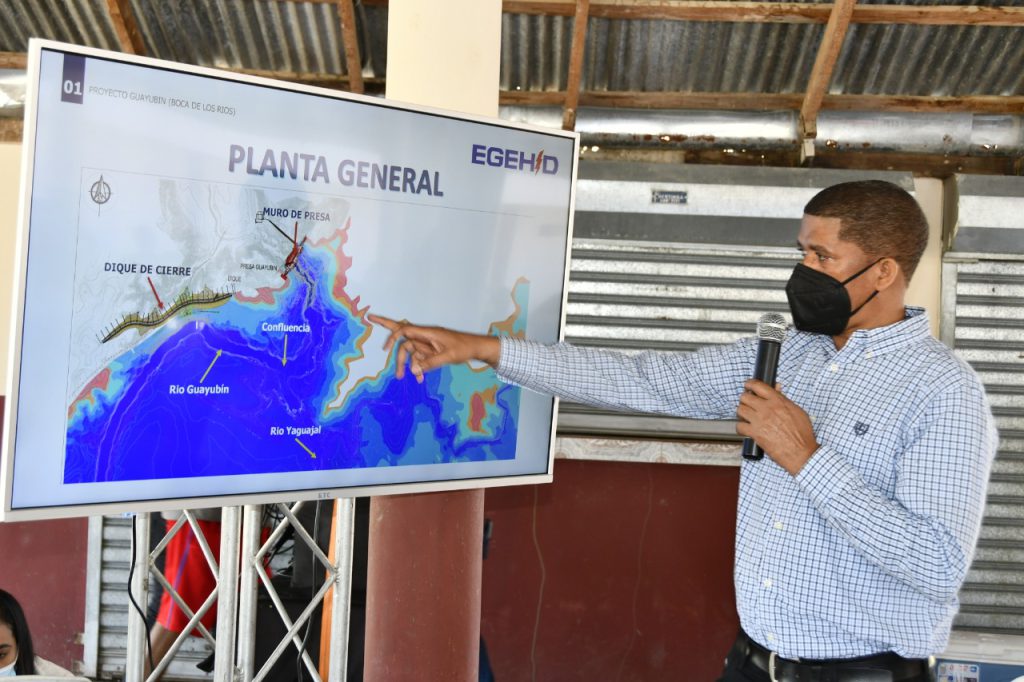 Miembro de Empresa de ,EGEHID ,señala en el mapa la ubicación de las distintas plantas de generación.