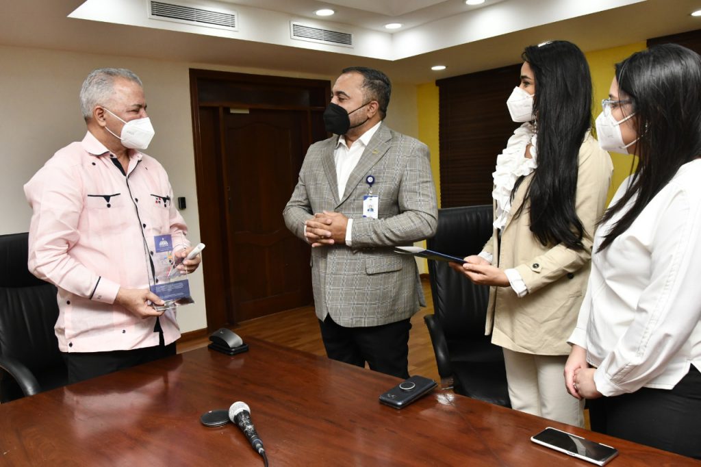 El ingeniero Salazar, junto a miembros del Instituto Nacional de Administración Pública (INAP), quienes reconocen la labor que desempeña en la Empresa.
