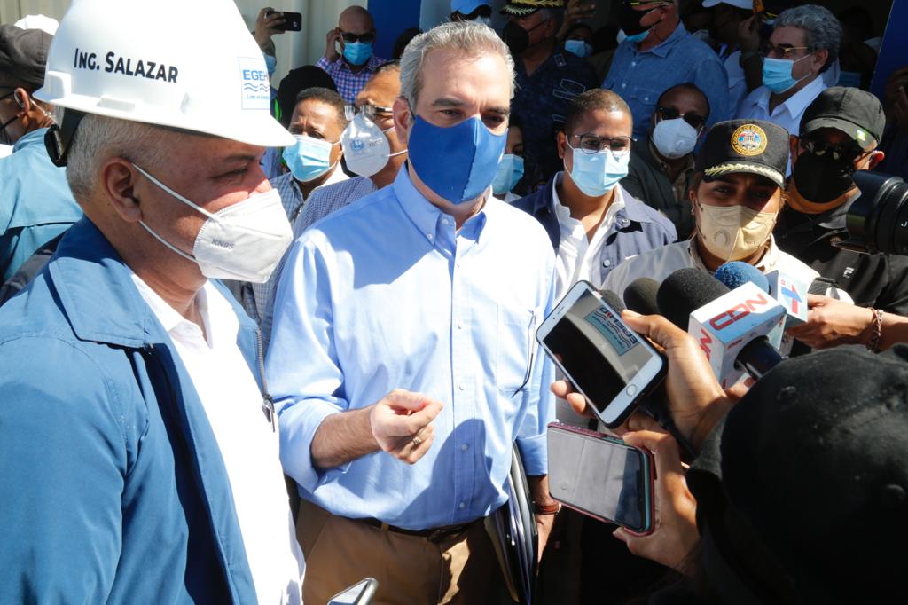 El presidente Luis Abinader, junto al administrador Rafael Salazar, ofrece declaraciones en rueda de prensa sobre la reanudación de la construcción de la presa de Río Guayubín.