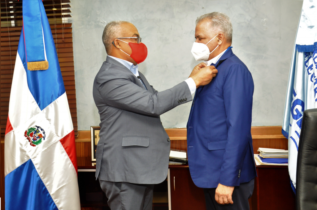 Presidente del Colegio Dominicano de Ingenieros, Arquitectos y Agrimensores (CODIA) saluda al ingeniero Salazar, administrador de EGEHID.