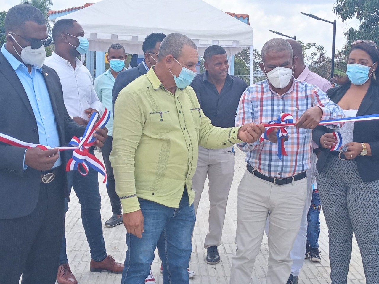 Miembros de la empresa y de la comunidad El Batey, en San Juan, cortando la cinta de inauguración del parque.