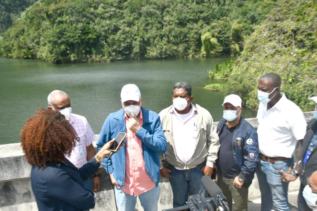 El ingeniero Salazar da declaraciones junto a los demás acompañantes de la empresa en la Presa Jiguay-Aguacate.