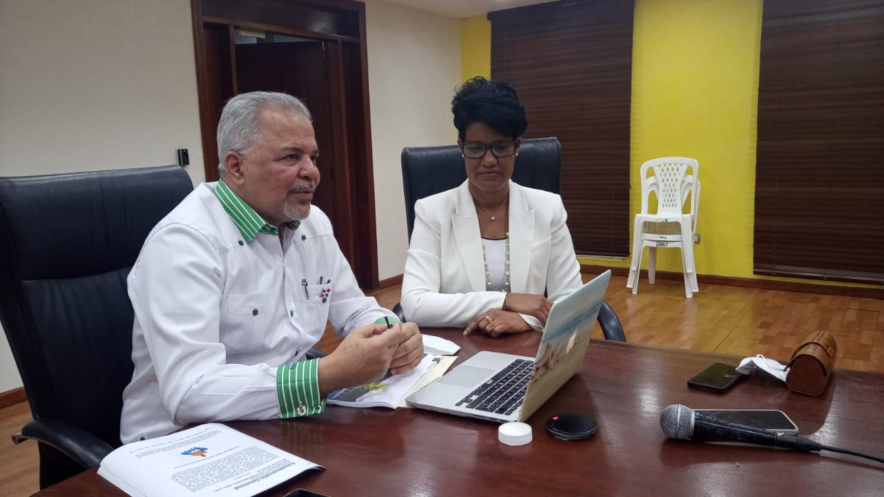 El administrador Rafael Salazar, junto a miembros de la junta administrativa.