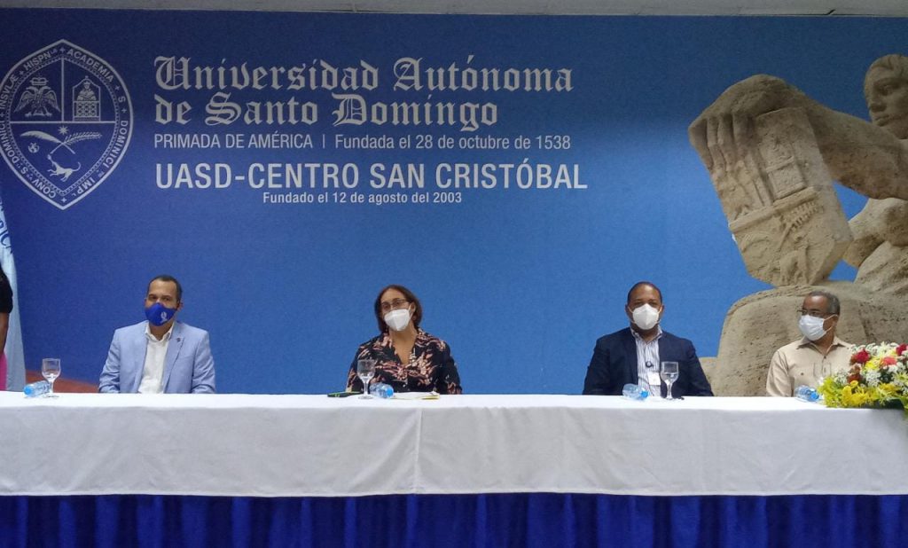 Miembros de la Empresa EGEHID en una mesa de panelistas en la Universidad Autónoma de Santo Domingo la UASD.