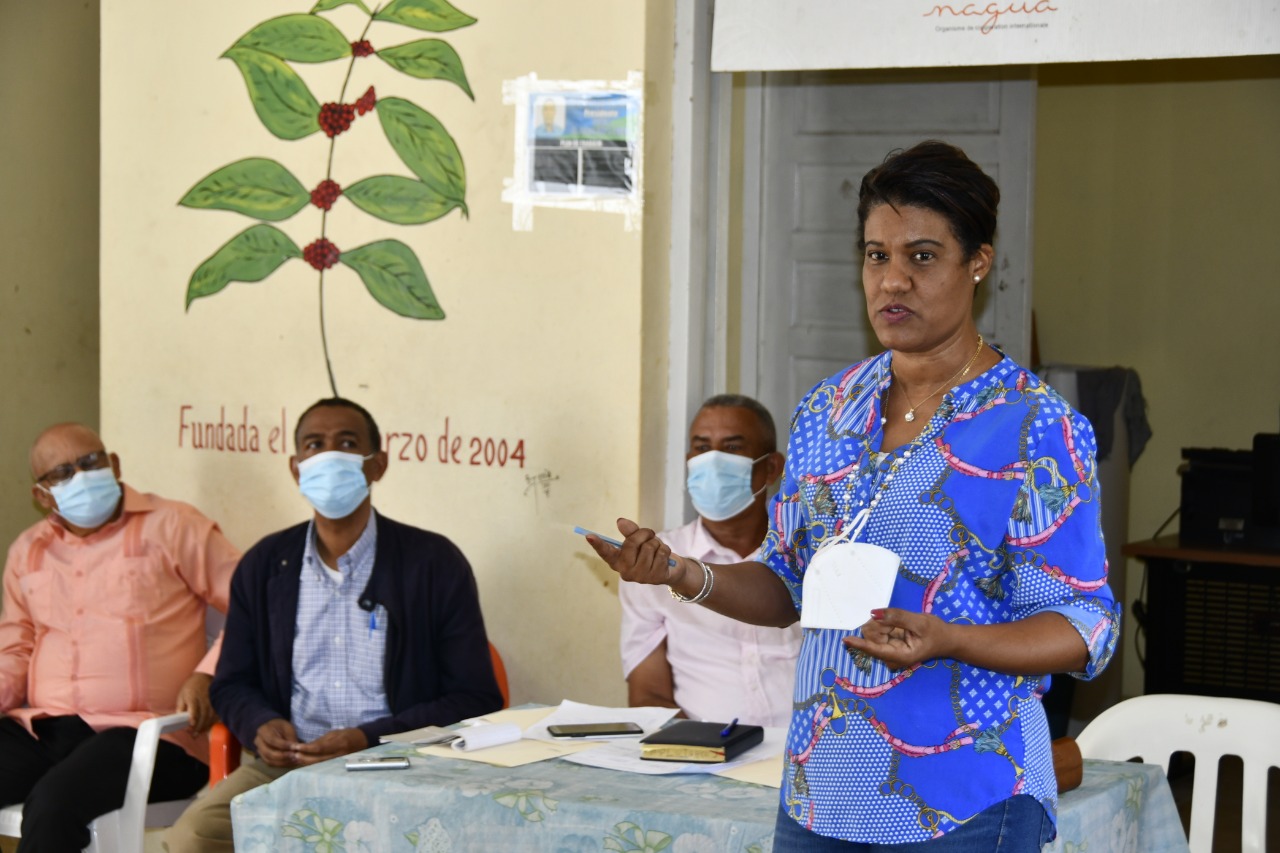 Representantes de EGEHID se reúnen con caficultores para escuchar sus demandas en Padre Las Casas.