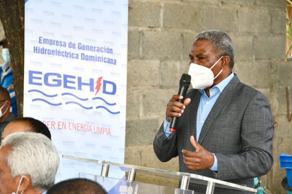 Miembros de la comunidad de Doña Ana dando palabras de bienvenida y agradecimiento por las obras realizadas por la Empresa de Generación Hidroeléctrica Dominicana (EGEHID).