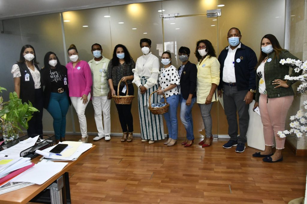 Miembros de la administración, utilizando mascarillas como medida preventiva, posan para una foto durante la actividad.