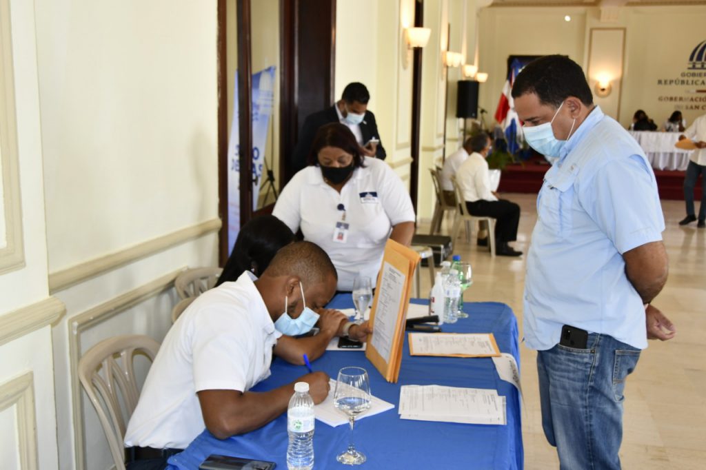 Miembros de la Empresa EGEHID en la mesa firmando documentos con motivo del proceso de recepción de credenciales para el sorteo de obras.