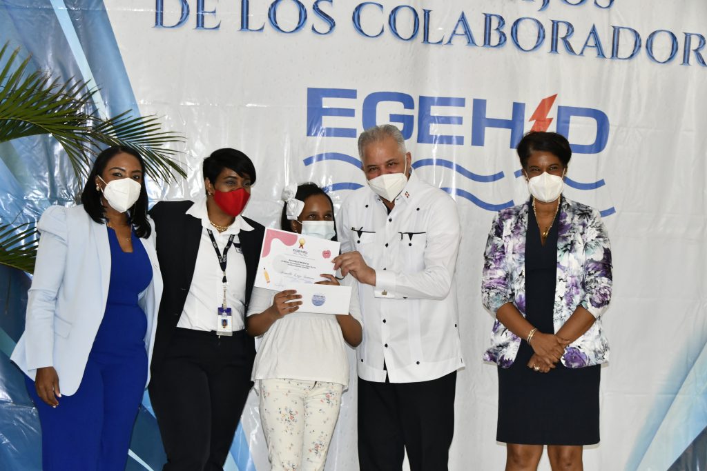 El ingeniero Salazar, junto a miembros de la empresa con mascarillas, reconociendo a la hija de un colaborador.