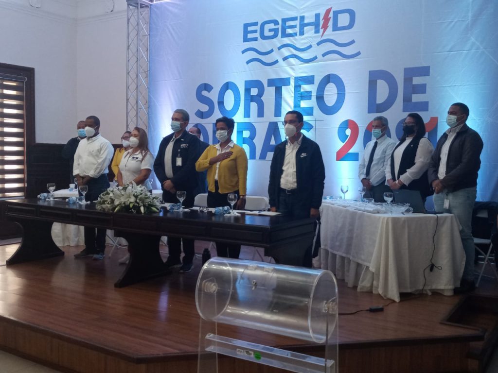 Varios miembros de Empresa de Generación Hidroeléctrica Dominicana (EGEHID) participando en la rifa del sorteo de obras.