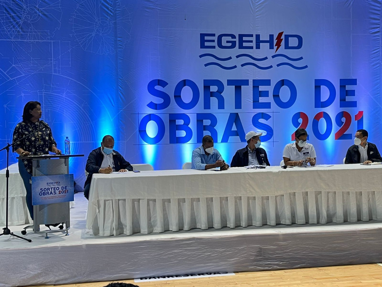 Varios miembros de EGEHID, encabezando una mesa durante el sorteo de obras en La Vega.