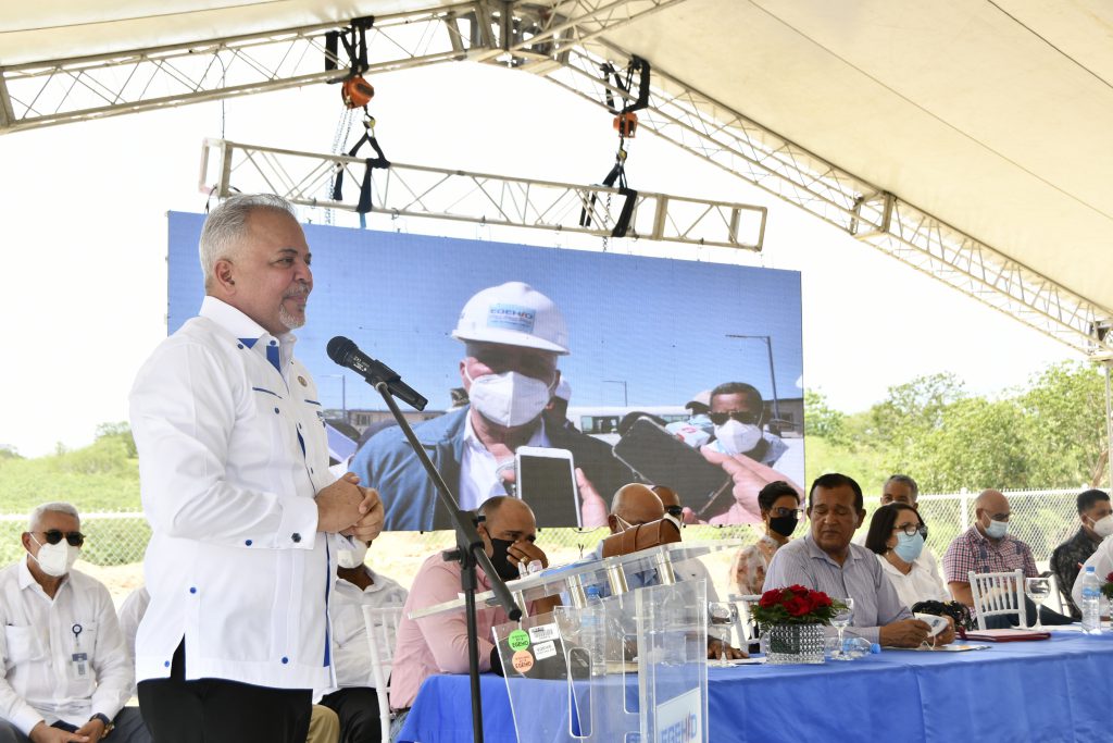 El ingeniero salazar dando palabras de vienvenida en activida