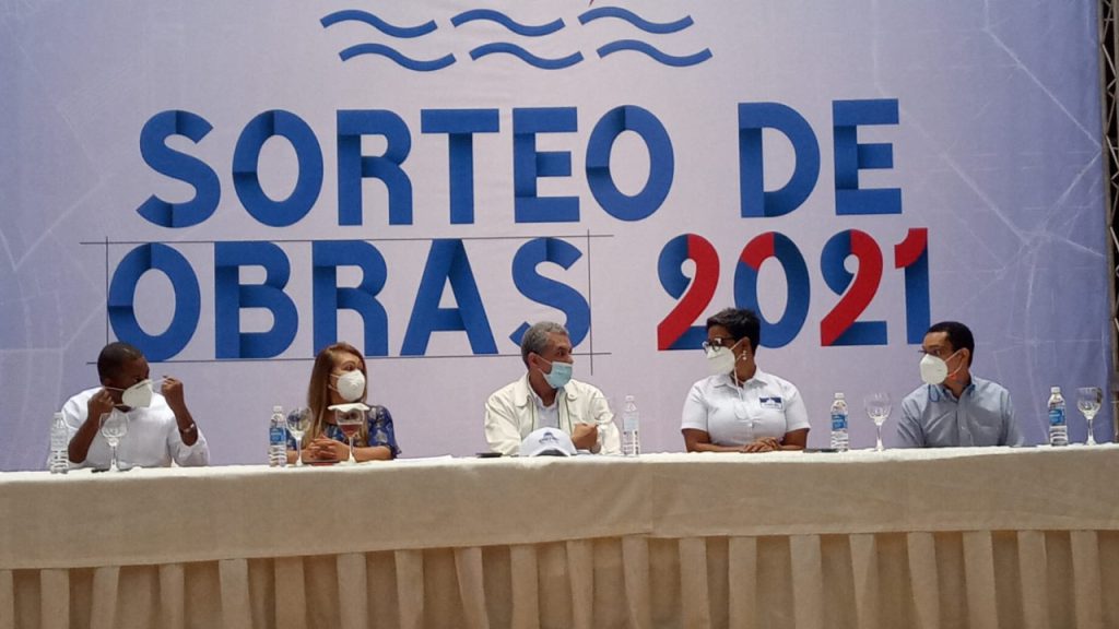 Varios miembros de la Empresa de EGEHID) en la mesa de honor durante el sorteo de obras.