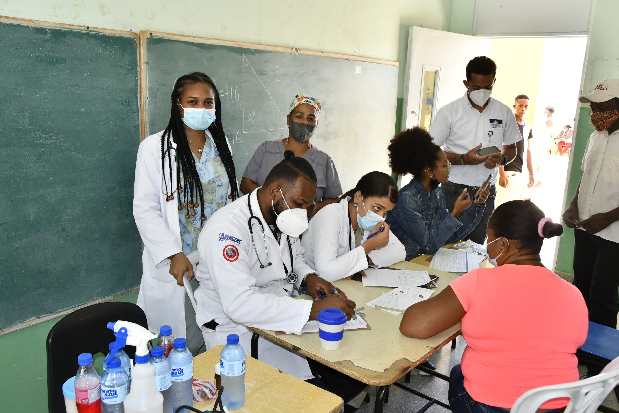 Personal médico de EGEHID brinda atención a residentes durante jornada de salud en El Yaque, San Juan.