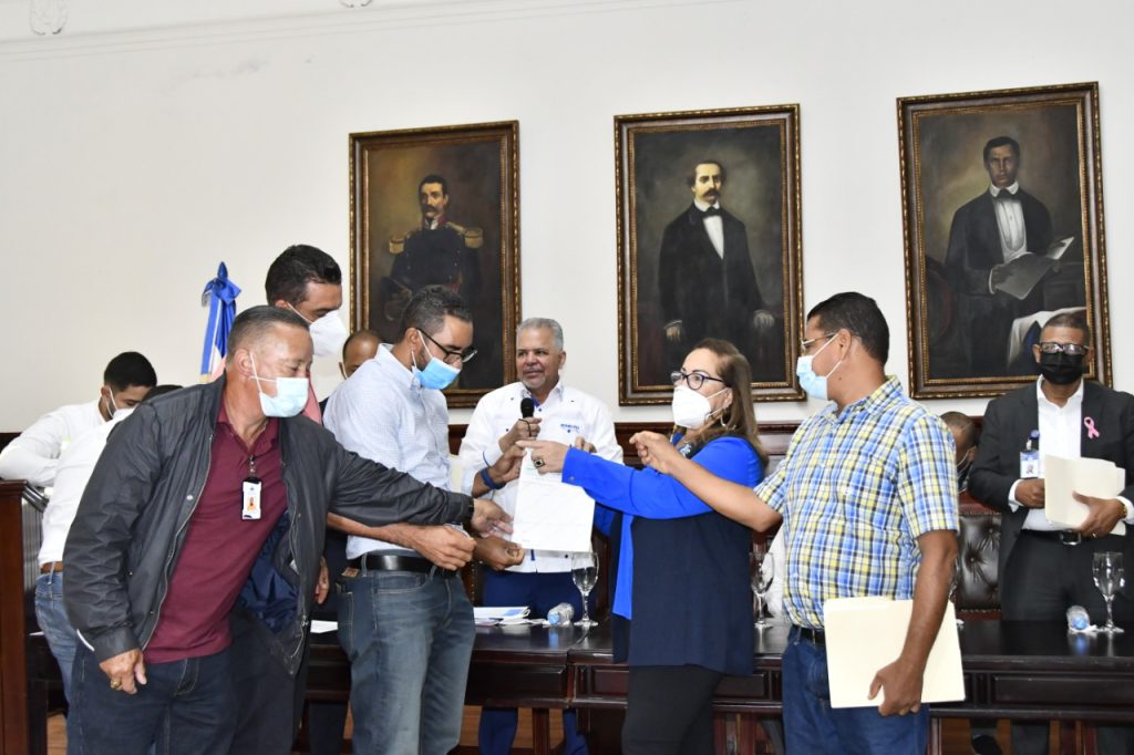 Representantes de EGEHID entregando el 20% de avance para el inicio de 20 obras en Santiago y otras provincias