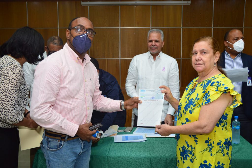 El ingeniero Salazar, junto a miembros de la empresa y comunitarios de La Vega, Sánchez Ramírez y María Trinidad Sánchez.