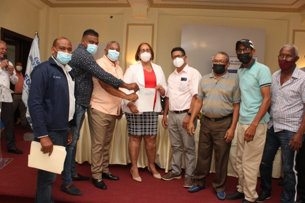 Varios miembros de la Empresa de ,EGEHID con mascarillas, previniendo el coronavirus.