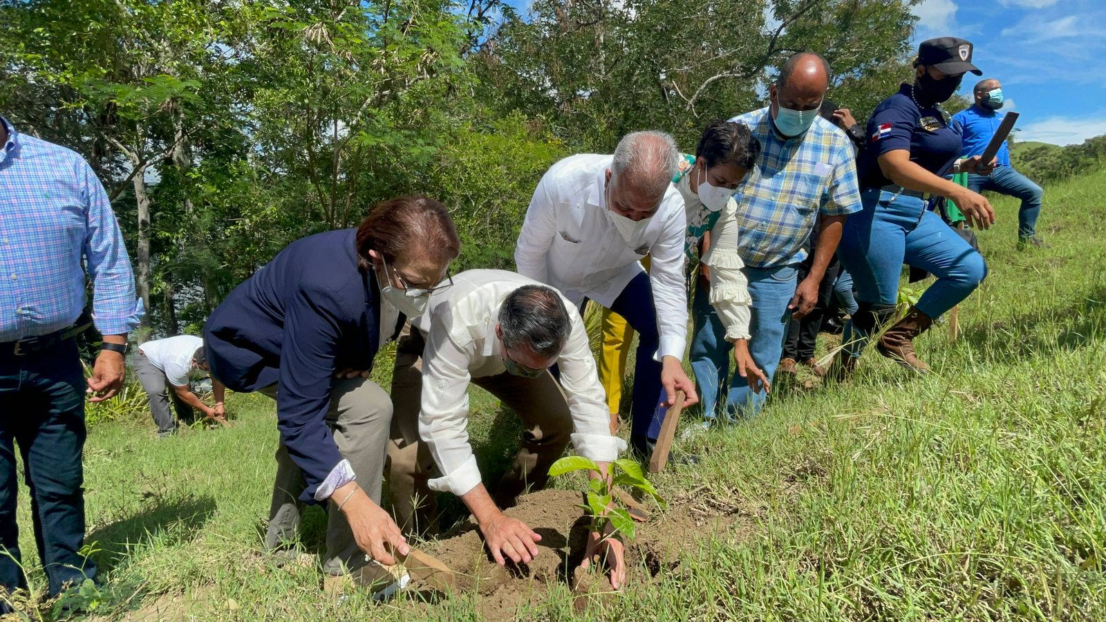 Equipo de Plan Sierra trabaja en la reforestación del área de amortiguamiento de la presa Tavera-Bao.