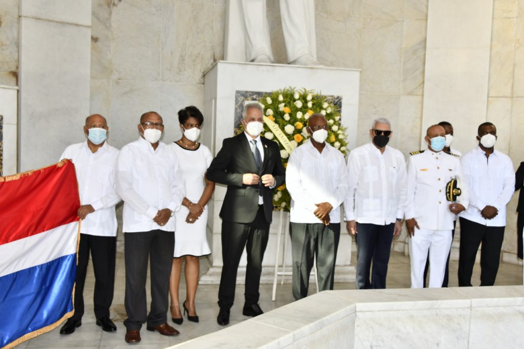 El ingeniero salazar y Miembros de la aministracion de hegehid en comemoracion incremento significativo en la generación hídrica en el país