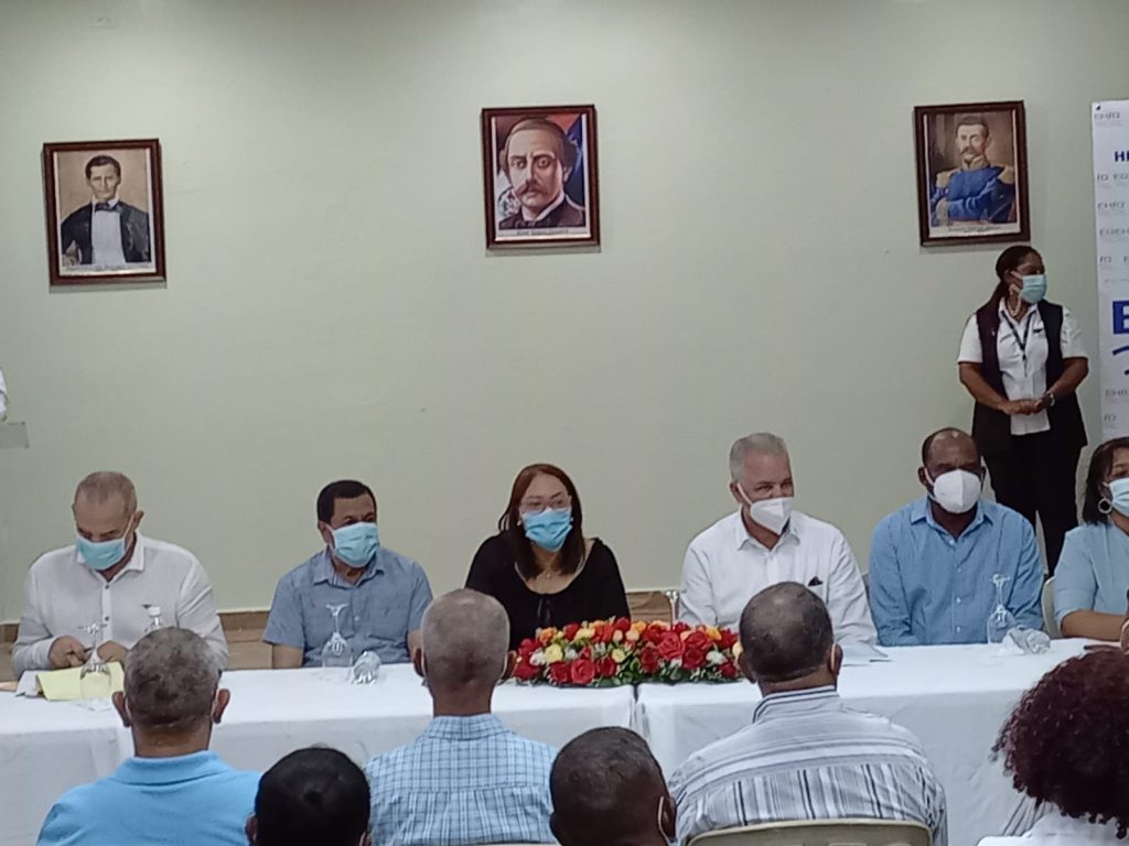 Autoridades de EGEHID durante la entrega de fondos para el inicio de obras en varias provincias del sur de la República Dominicana.