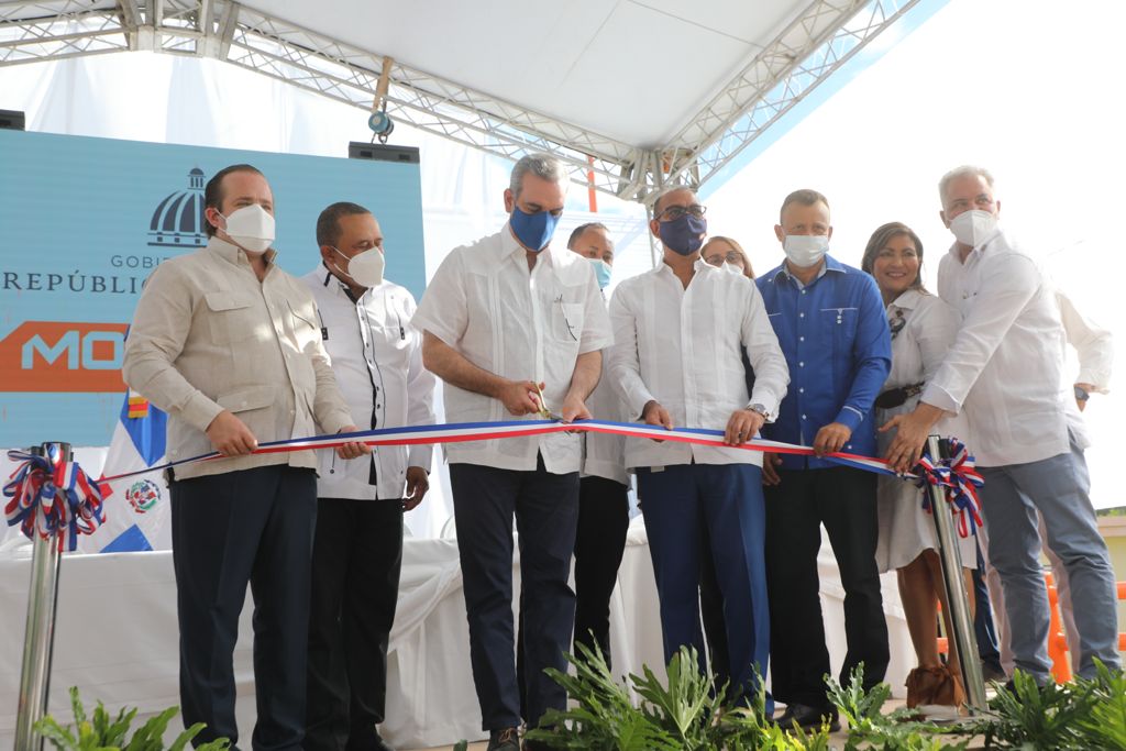 Luis Abinader durante la inauguración de obras en San Cristóbal, acompañado de autoridades y comunitarios.