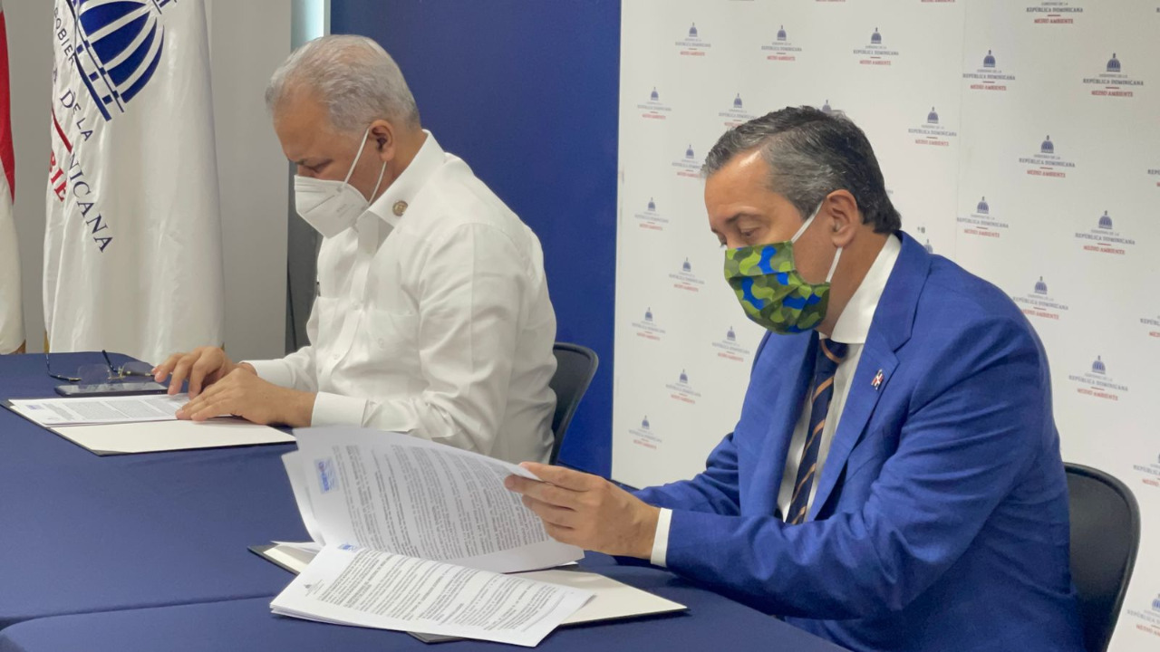 La Empresa de Generación Hidroeléctrica Dominicana (EGEHID) y el Ministerio de Medio Ambiente y Recursos Naturales acordaron impulsar un plan conjunto para la restauración de la cuenca hidrográfica en Vallejuelo, con el propósito de fortalecer la protección de los recursos hídricos y garantizar la sostenibilidad ambiental de la zona.