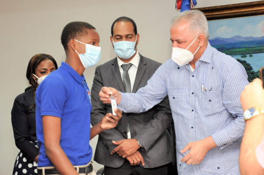 La Empresa de Generación Hidroeléctrica Dominicana (EGEHID) recibió en sus centrales hidroeléctricas al primer grupo de pasantes del Politécnico Lilliams Miranda de Yaguate, en el marco de su programa de formación y apoyo a la educación técnica.