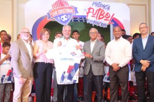 Rafael Salazar recibe reconocimiento por su apoyo al deporte en San Cristóbal