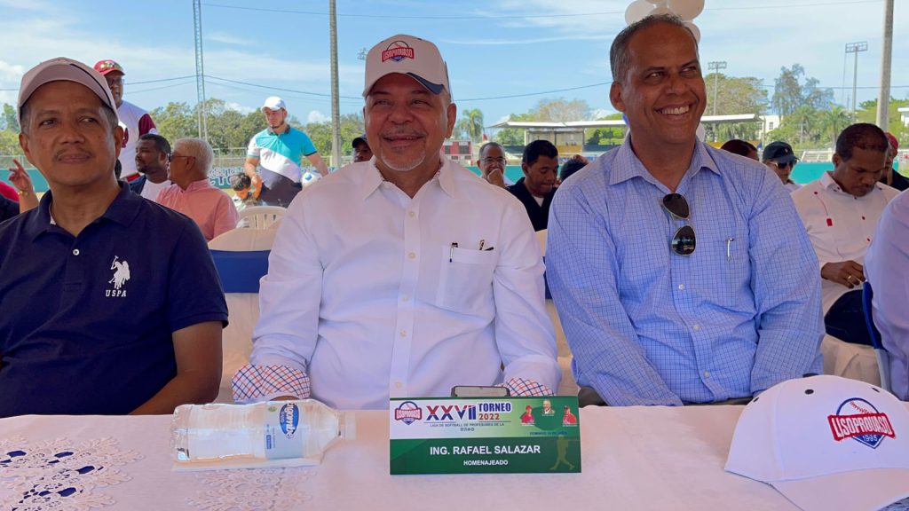 El administrador de la Empresa de Generación Hidroeléctrica Dominicana (EGEHID) fue honrado con la dedicatoria del XXVII Torneo de Softball de Profesores de la Universidad Autónoma de Santo Domingo (UASD), en reconocimiento a su trayectoria, aportes institucionales y respaldo a iniciativas que promueven el deporte y la integración social.