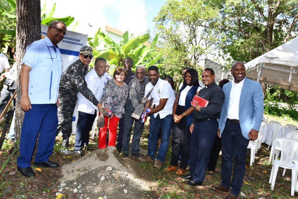 Presidente Luis Abinader y autoridades dan el primer palazo para iniciar construcción de carretera en María Trinidad Sánchez.