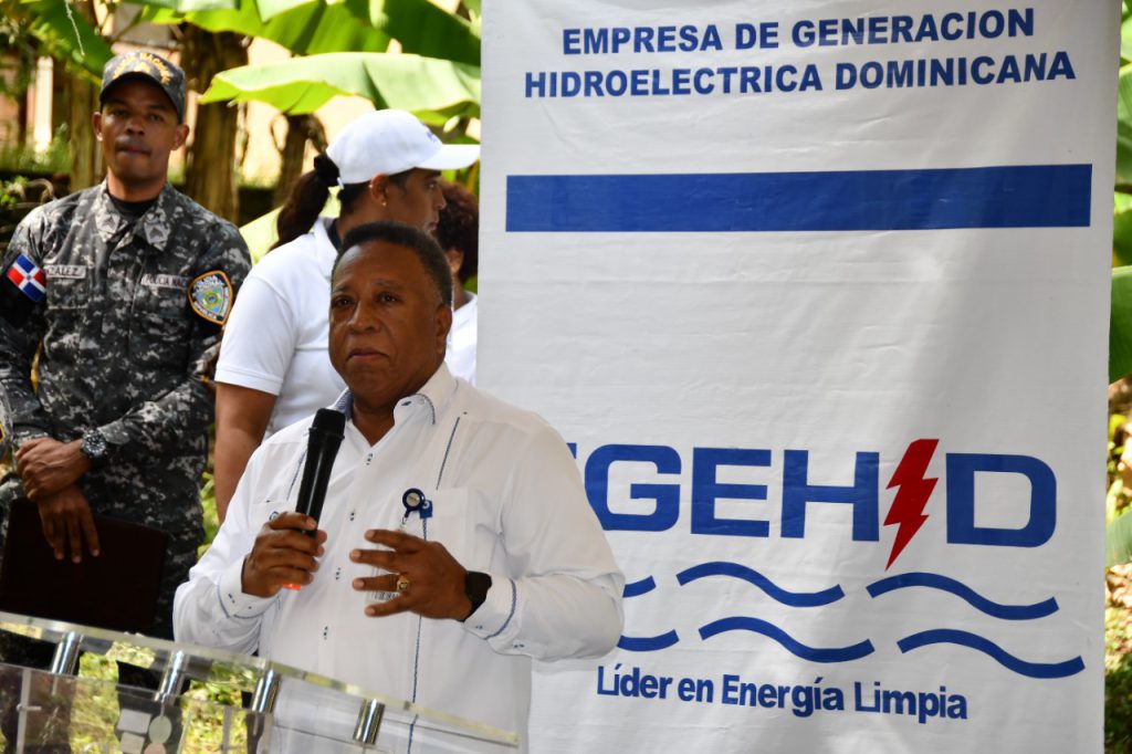Presidente Luis Abinader y autoridades dan el primer palazo para iniciar construcción de carretera en María Trinidad Sánchez.