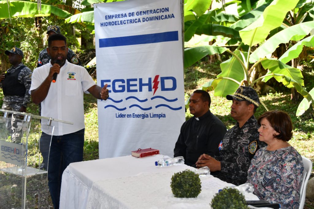 Presidente Luis Abinader y autoridades dan el primer palazo para iniciar construcción de carretera en María Trinidad Sánchez.