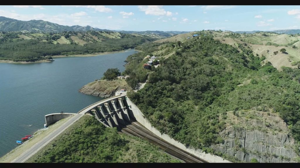 Embalse de una presa sin embarcaciones, tras la disposición de EGEHID de suspender temporalmente el uso de botes y jet ski por motivos de seguridad.