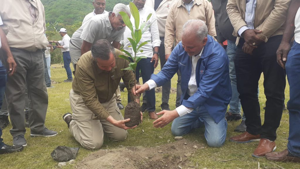 Representantes de EGEHID y Medio Ambiente coordinan acciones para la recuperación de la cuenca y del río Nizao.