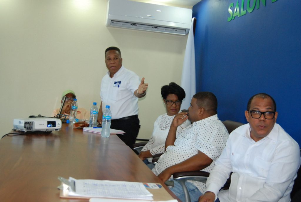 Técnicos de EGEHID exponen detalles del proyecto Presa Boca de los Ríos ante comunitarios de Montecristi.