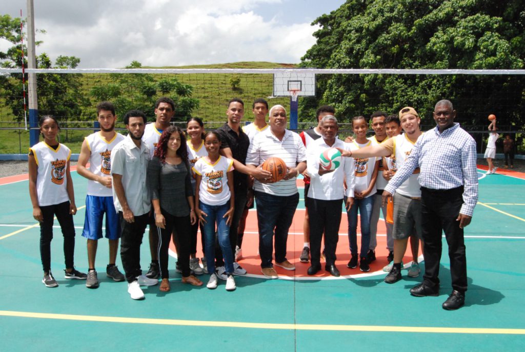 La Empresa de Generación Hidroeléctrica Dominicana (EGEHID) entregó una casa club y una cancha deportiva en la comunidad de Bonao, fortaleciendo la infraestructura recreativa y social de la zona.