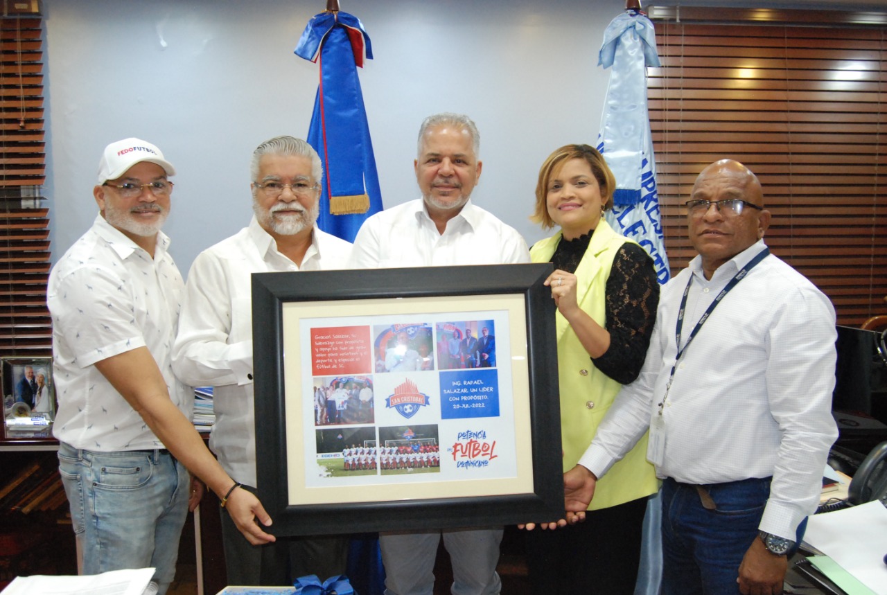 Representantes del Club Atlético San Cristóbal entregando un reconocimiento a Rafael Salazar por su liderazgo y aporte institucional.