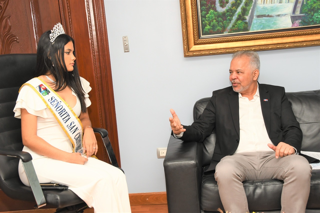 Administrador de EGEHID recibe visita de cortesía de Reina de las Patronales de San Cristóbal
