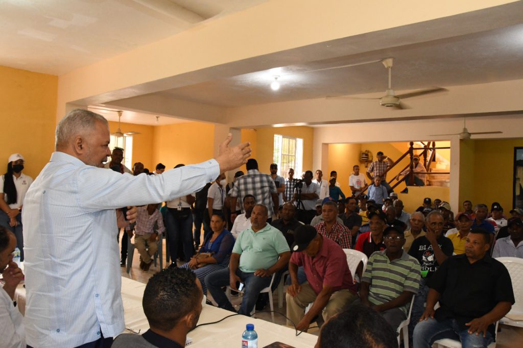 La Empresa de Generación Hidroeléctrica Dominicana (EGEHID) anunció la construcción de las carreteras Los Cacaos–Calderón y Las Tres Veredas, proyectos que buscan mejorar la conectividad vial entre comunidades rurales y dinamizar la economía local.