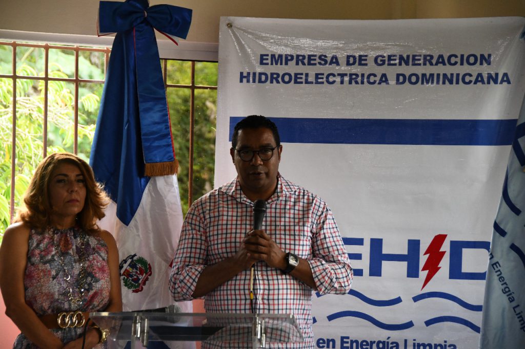 La Empresa de Generación Hidroeléctrica Dominicana (EGEHID) entregó el centro comunal Los Capacitos en el municipio de Jarabacoa, una obra destinada a fortalecer la infraestructura comunitaria y ofrecer un espacio para actividades sociales, culturales y recreativas.