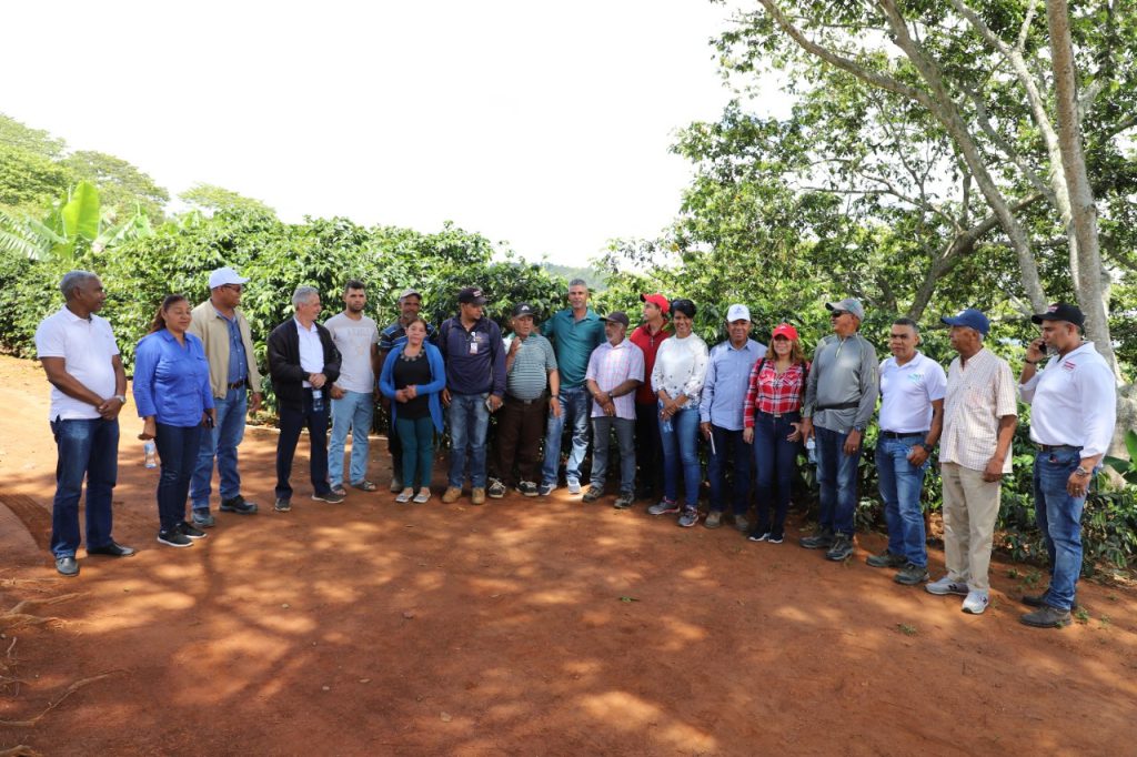La Empresa de Generación Hidroeléctrica Dominicana (EGEHID) envió una comisión a la cuenca del río Yaque para supervisar el programa de reforestación que ejecuta en la zona.