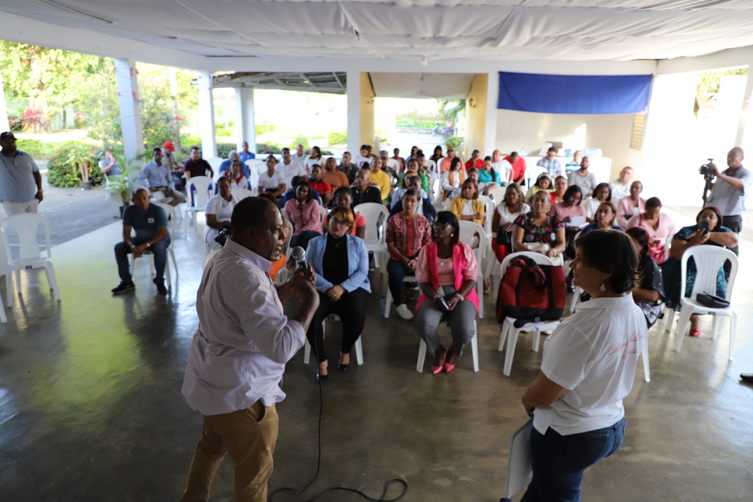Participantes asistiendo a una charla sobre cultura de paz organizada por EGEHID y la Fundación Rescatando Mariposas.