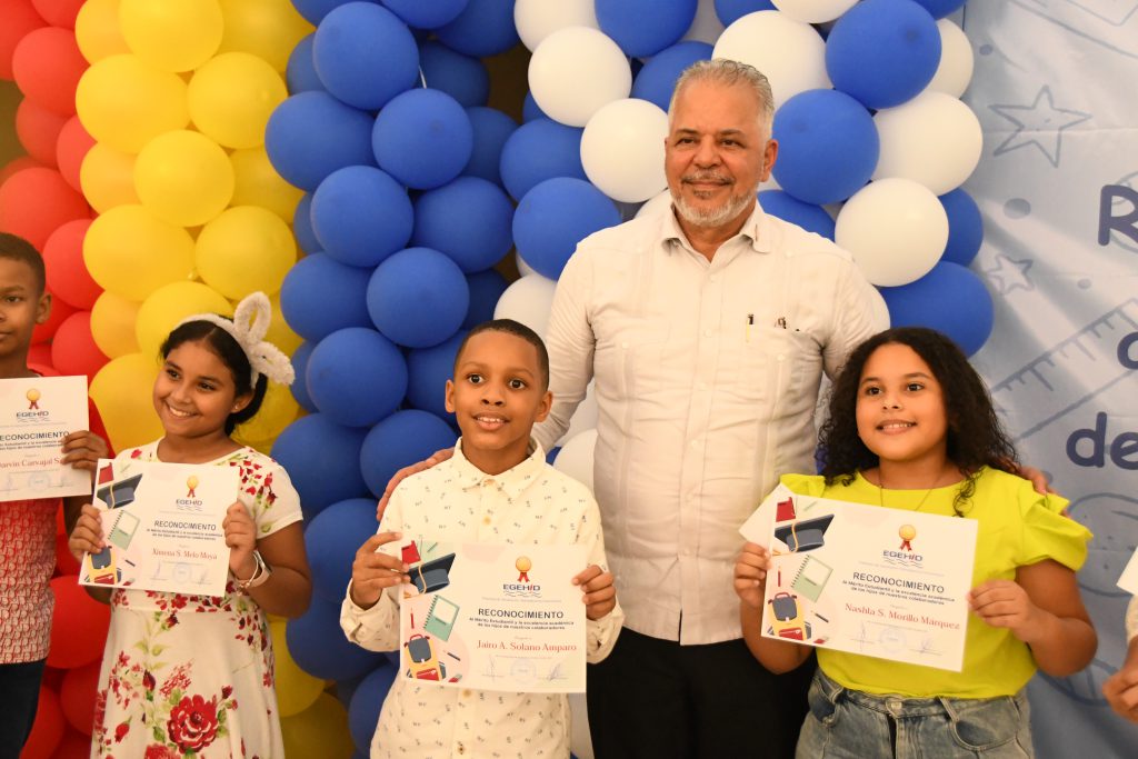 La Empresa de Generación Hidroeléctrica Dominicana (EGEHID) reconoció el mérito estudiantil de 138 hijos de sus colaboradores, destacando su esfuerzo académico y dedicación en los estudios.