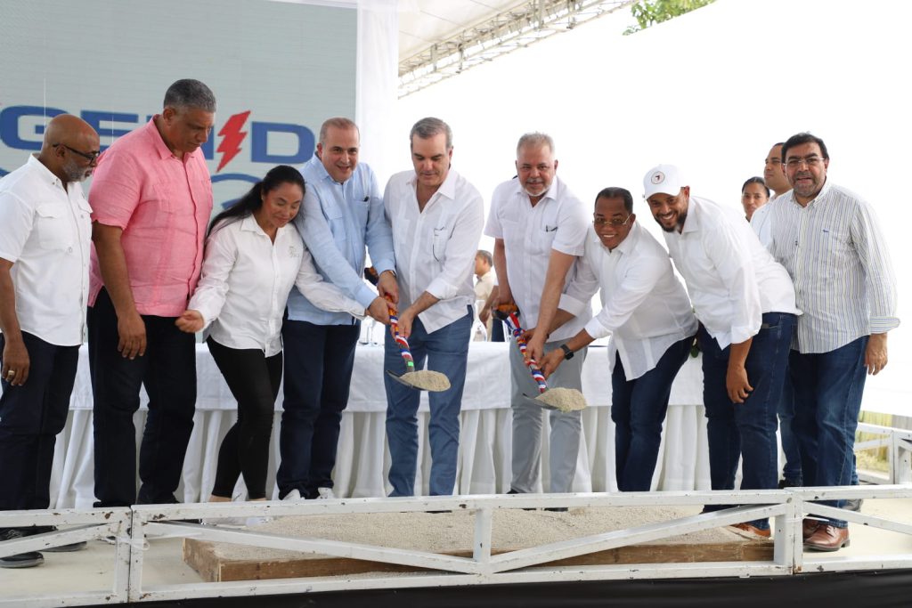 El presidente Luis Abinader dejó iniciados los trabajos de construcción de una nueva carretera en la provincia María Trinidad Sánchez, una obra que busca mejorar la conectividad vial, dinamizar la economía local y facilitar el acceso a comunidades productivas y turísticas de la zona.
