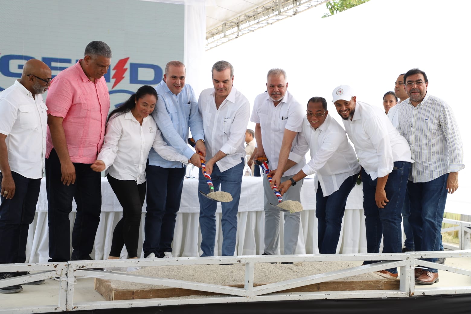 El presidente Luis Abinader dejó iniciados los trabajos de construcción de una nueva carretera en la provincia María Trinidad Sánchez, una obra que busca mejorar la conectividad vial, dinamizar la economía local y facilitar el acceso a comunidades productivas y turísticas de la zona.